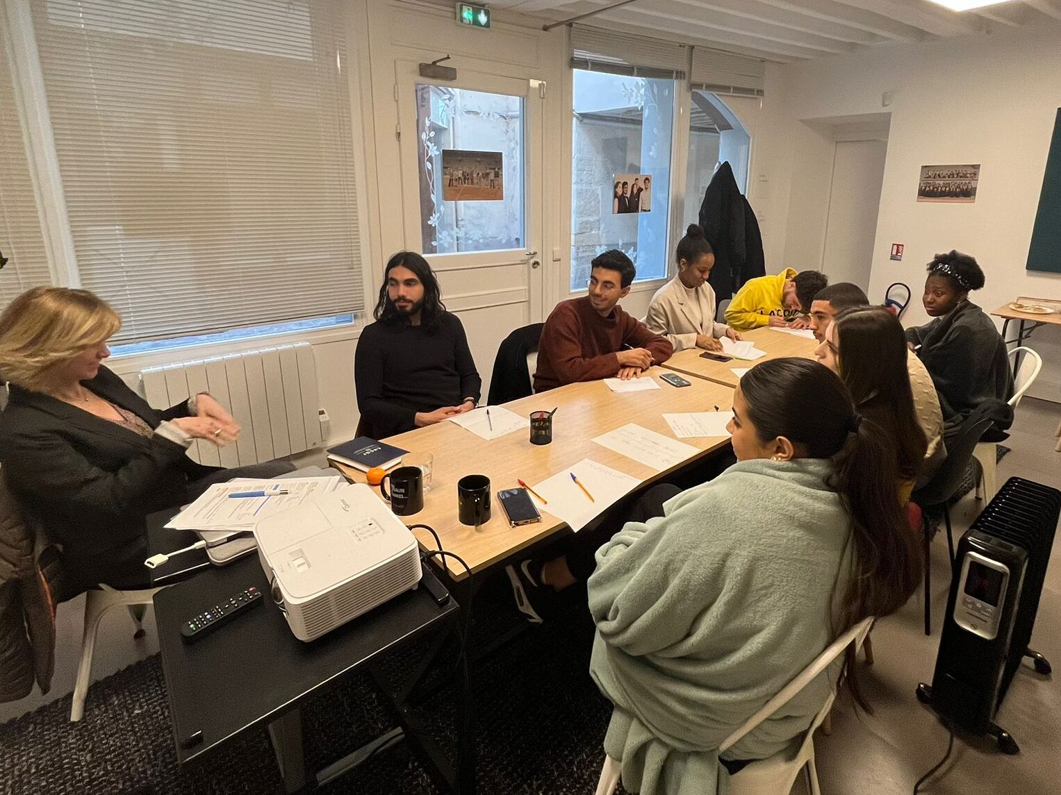 Huit alumni échangent avec Florence Duprat.